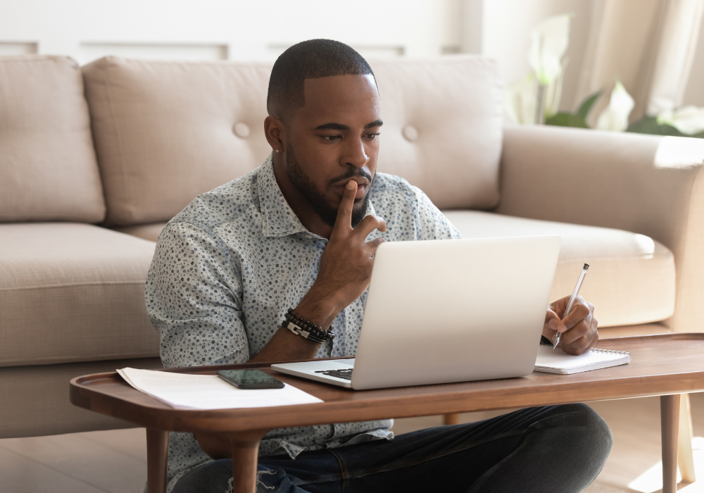 Mymark certification des compétences numériques Mymark formation : homme qui cherche une formation
